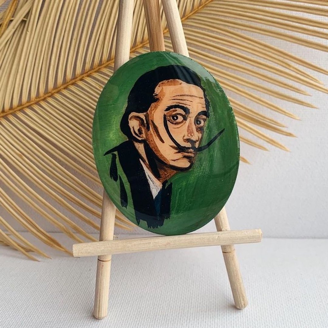 Wooden brooch portrait of Salvador Dali, artist's brooch, persistence of memory - 胸针 - 木头 绿色