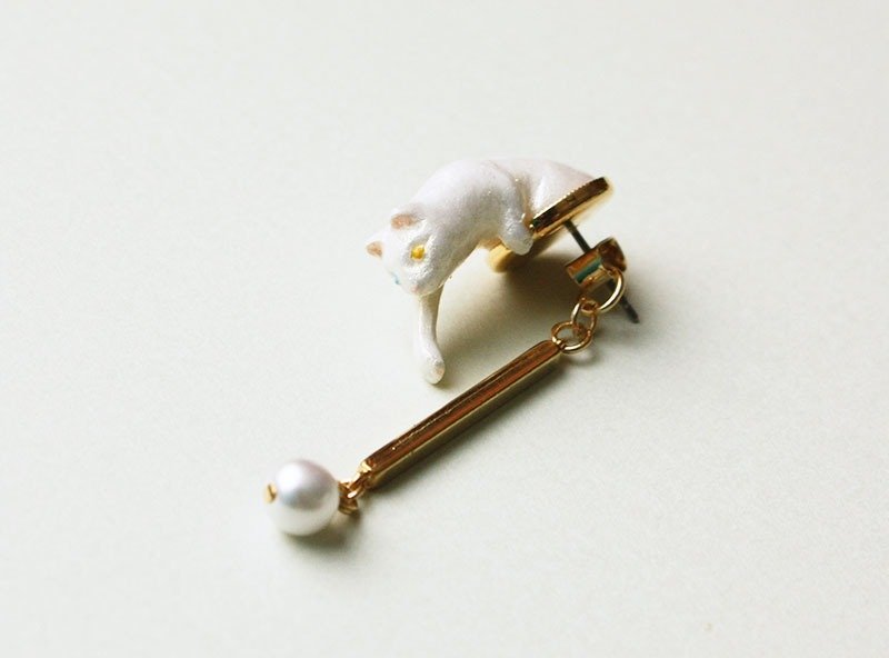 Play of cat earrings white - 耳环/耳夹 - 塑料 白色