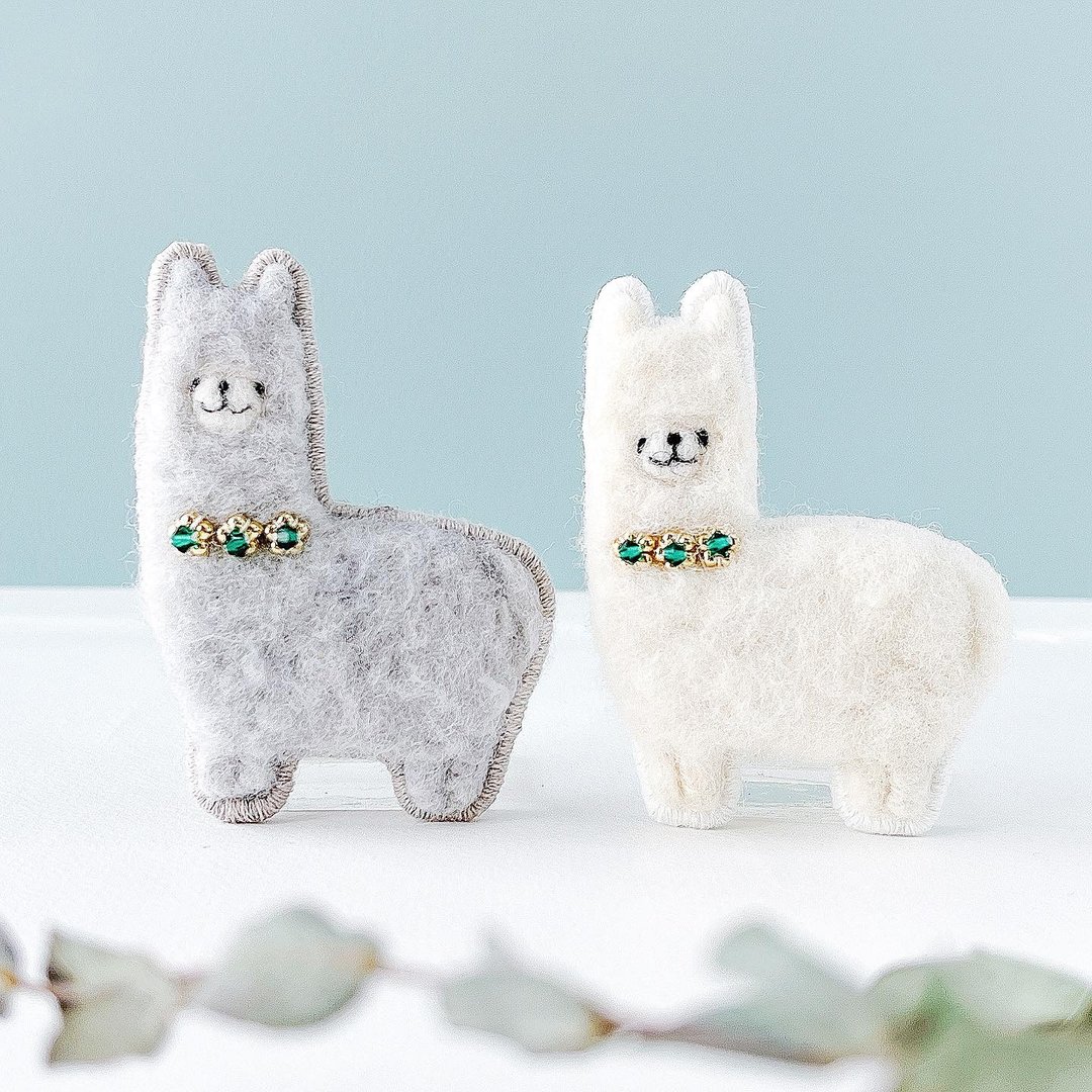 Birthstone Alpaca Brooch May Emerald - 胸针 - 羊毛 绿色