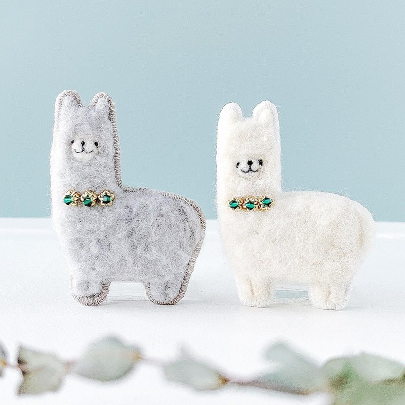 Birthstone Alpaca Brooch May Emerald - 胸针 - 羊毛 绿色