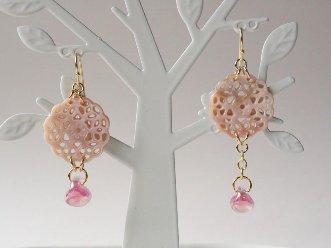 Limited edition pink shell lace and American lampwork beads Round magatama earrings Pink shell cute shell shell dragonfly ball dragonfly ball swaying elegant borosilicate glass - 耳环/耳夹 - 贝壳 粉红色