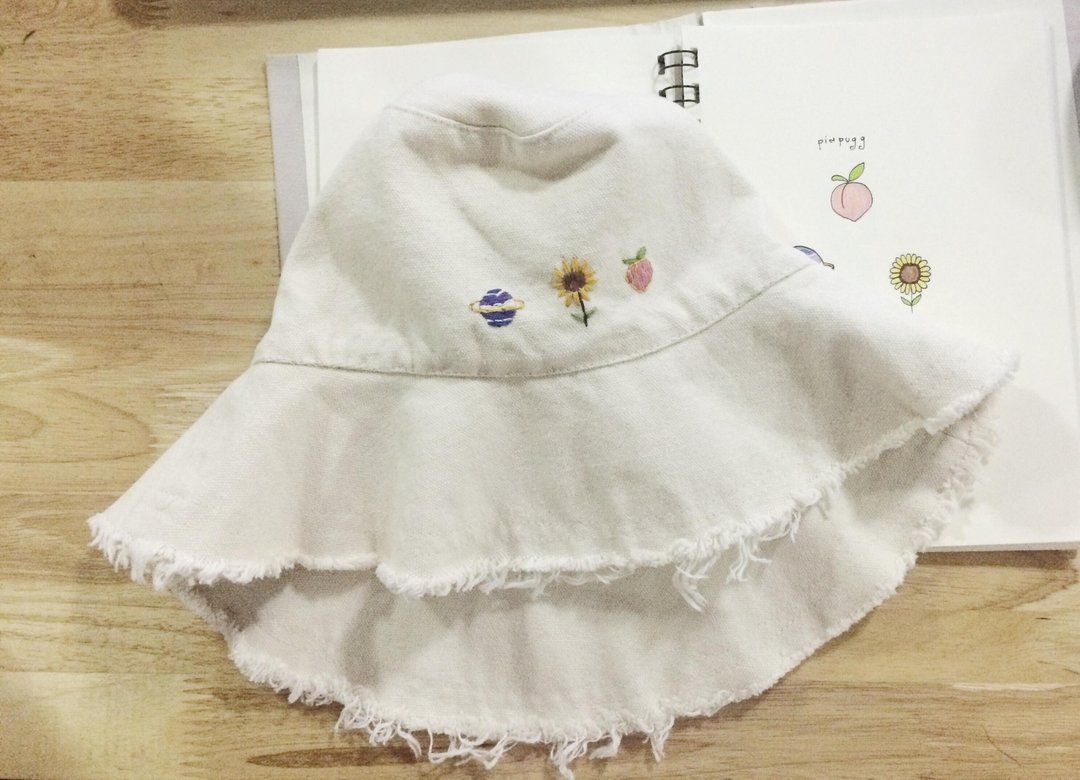 Satern Sunflower Peach (bucket embroidery) - 帽子 - 绣线 白色