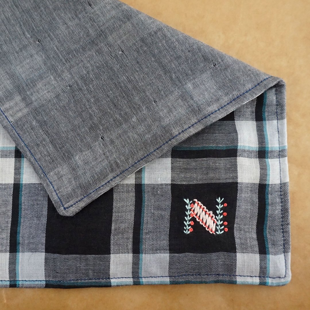 Hand embroidered quadruple gauze handkerchief "initial/N" - 手帕/方巾 - 绣线 黑色