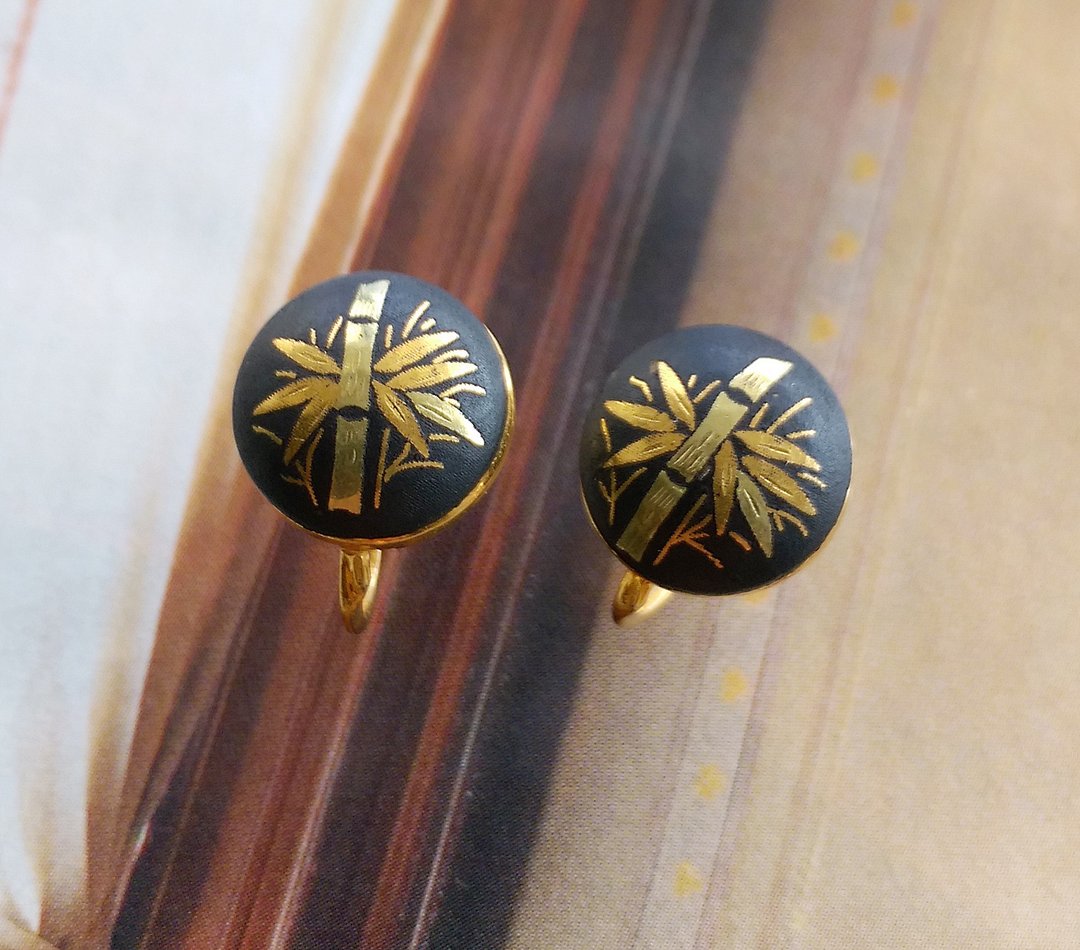 【西洋古董饰品 】Japan Damascene 细致竹叶 小贴耳 栓式耳环 - 耳环/耳夹 - 其他材质 金色