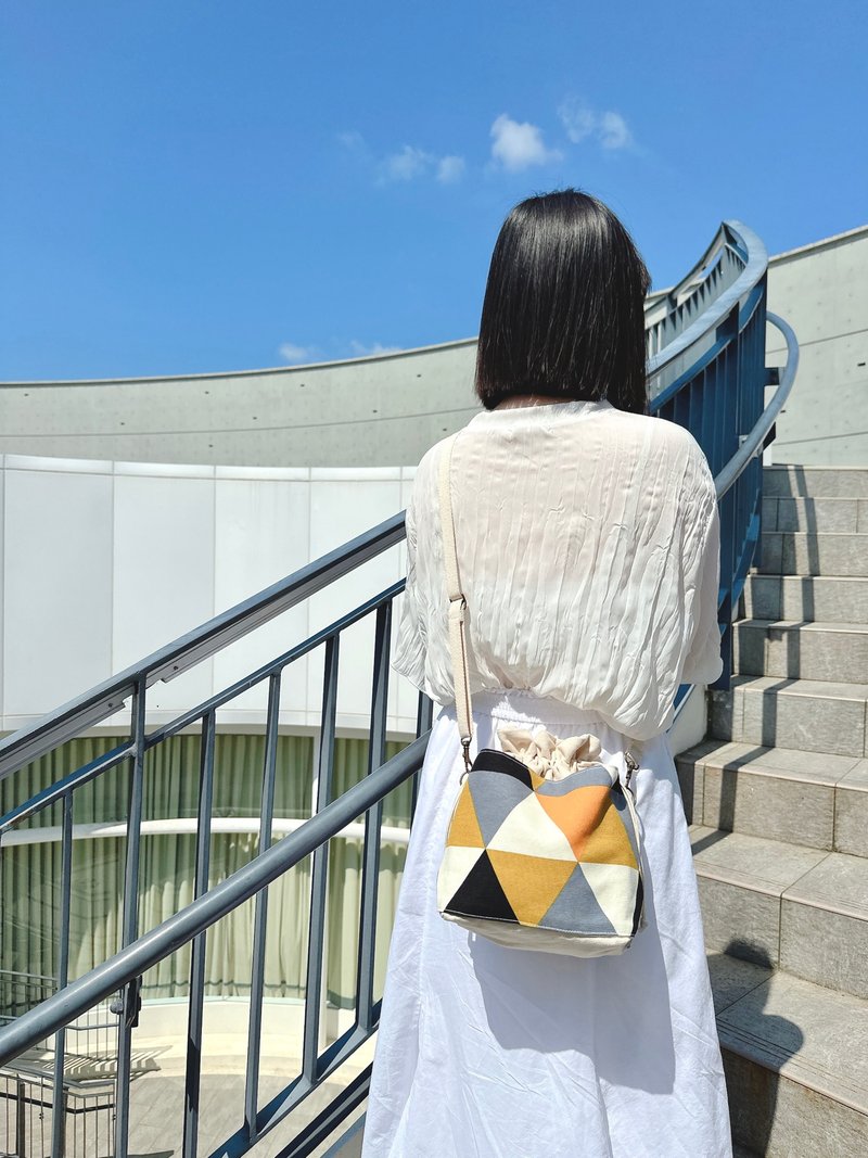 小萝卜头束口水桶帆布包-几何灰三角 束口包 侧背包 斜背包 - 束口袋双肩包 - 棉 黑色