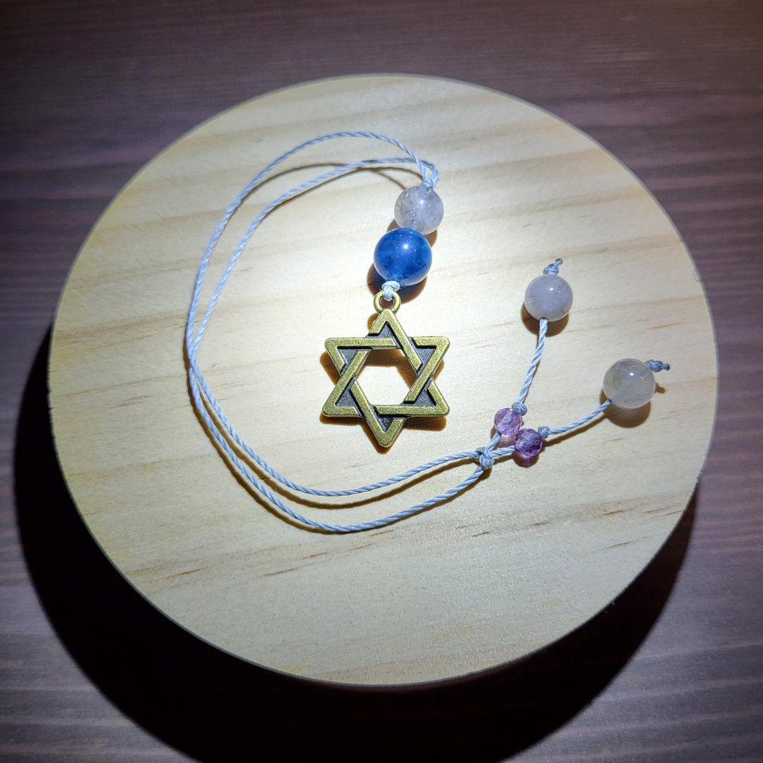 •今天施白魔法• 六芒星搭配闪灵水晶 蓝磷灰 包挂/吊饰 - 吊饰 - 水晶 蓝色