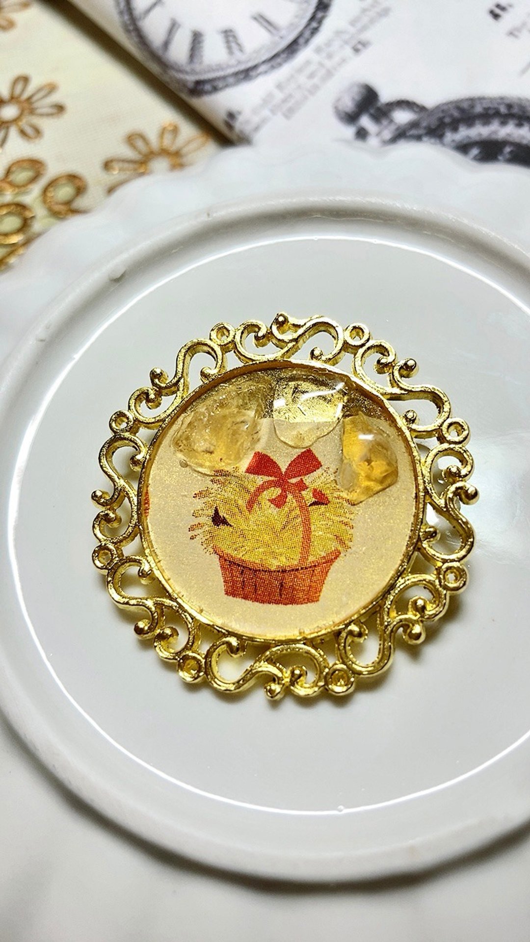 Showa Modern Natural Stone Citrine Flower lover Basket Brooch - 胸针 - 铜/黄铜 橘色