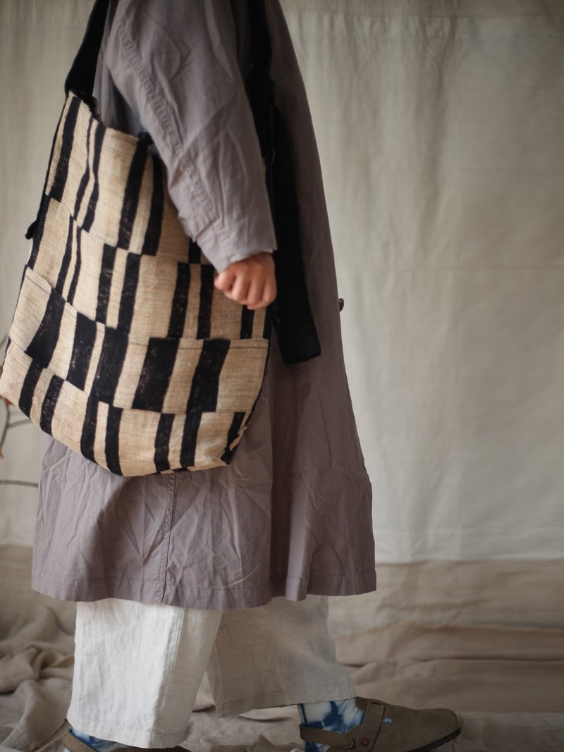 天然染色植物染手绘条纹麻布包大容量轻便单肩包斜挎包侧背袋 - 侧背包/斜挎包 - 棉．麻 卡其色