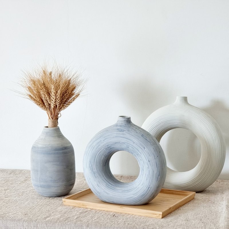 Ceramic vase, classic donut shape, Thai handicraft - 花瓶/陶器 - 陶 白色