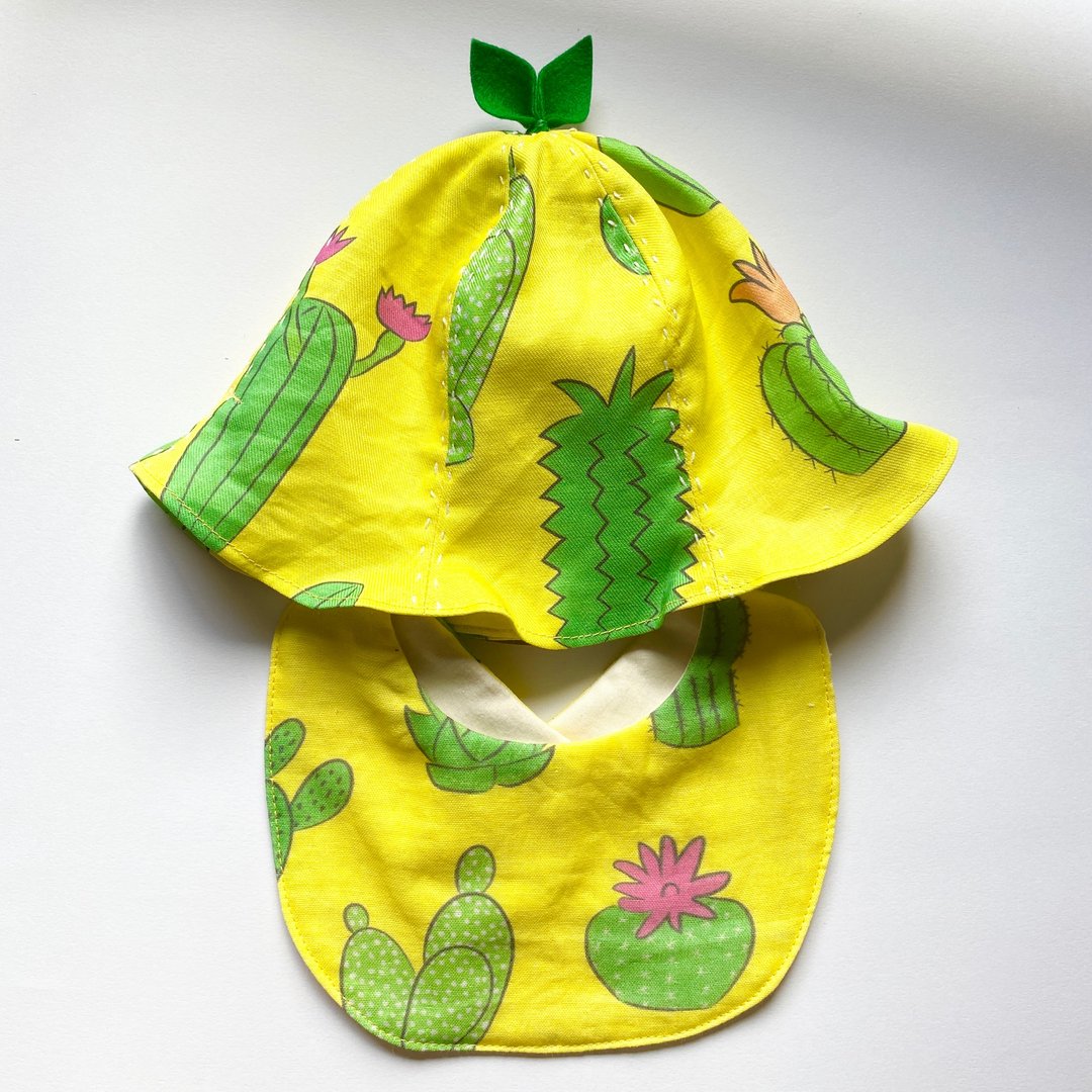 To celebrate your birth. Hat and Bie Baby Gift Set Cactus - 满月礼盒 - 棉 黄色