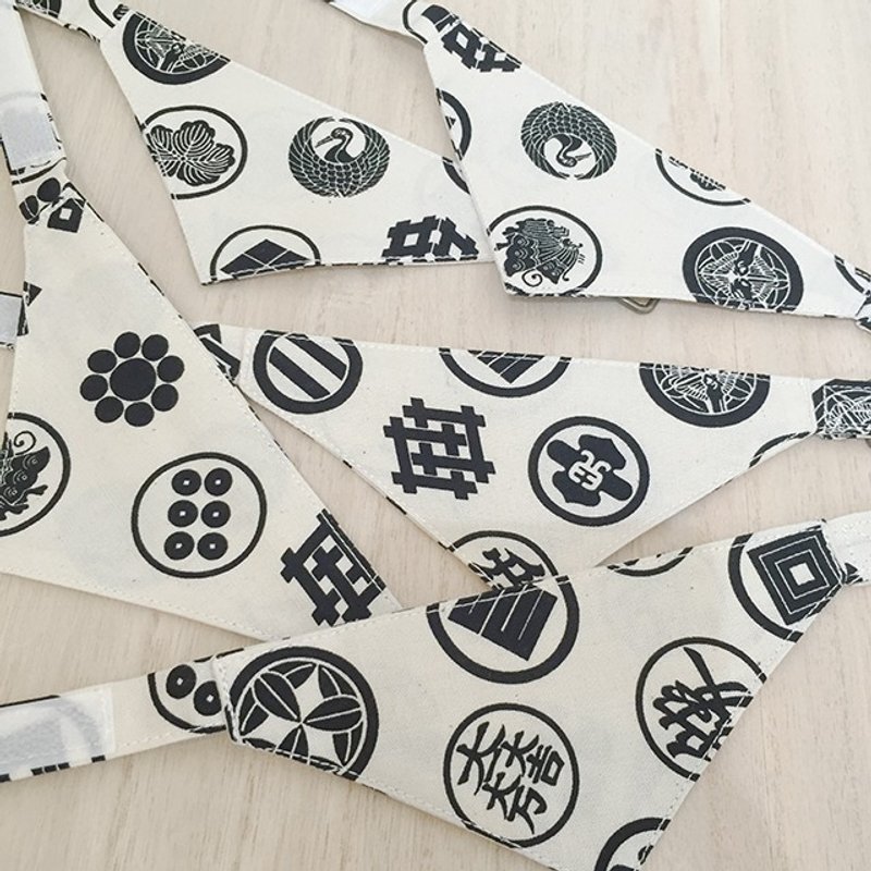 Family Crest Bandana Collar for Cats Velcro Tape Kitten to Adult Cat - 项圈/牵绳 - 纸 白色