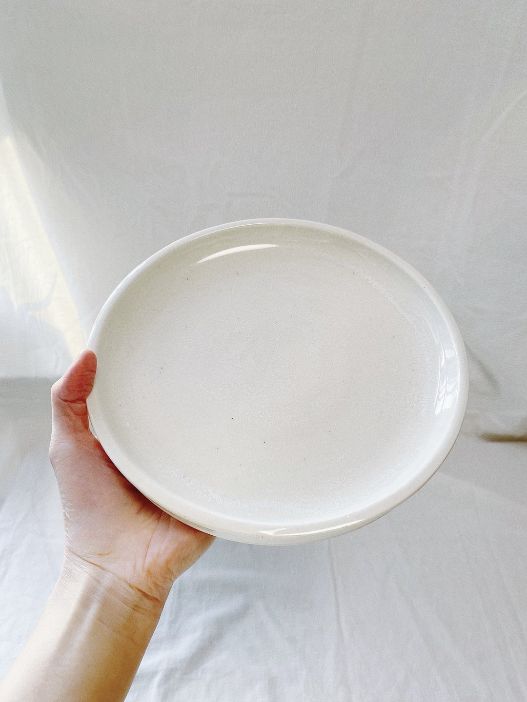 陶瓷手工 | 白瓷大圆盘 / 餐盘 (20cm) - 盘子/餐盘/盘架 - 陶 白色
