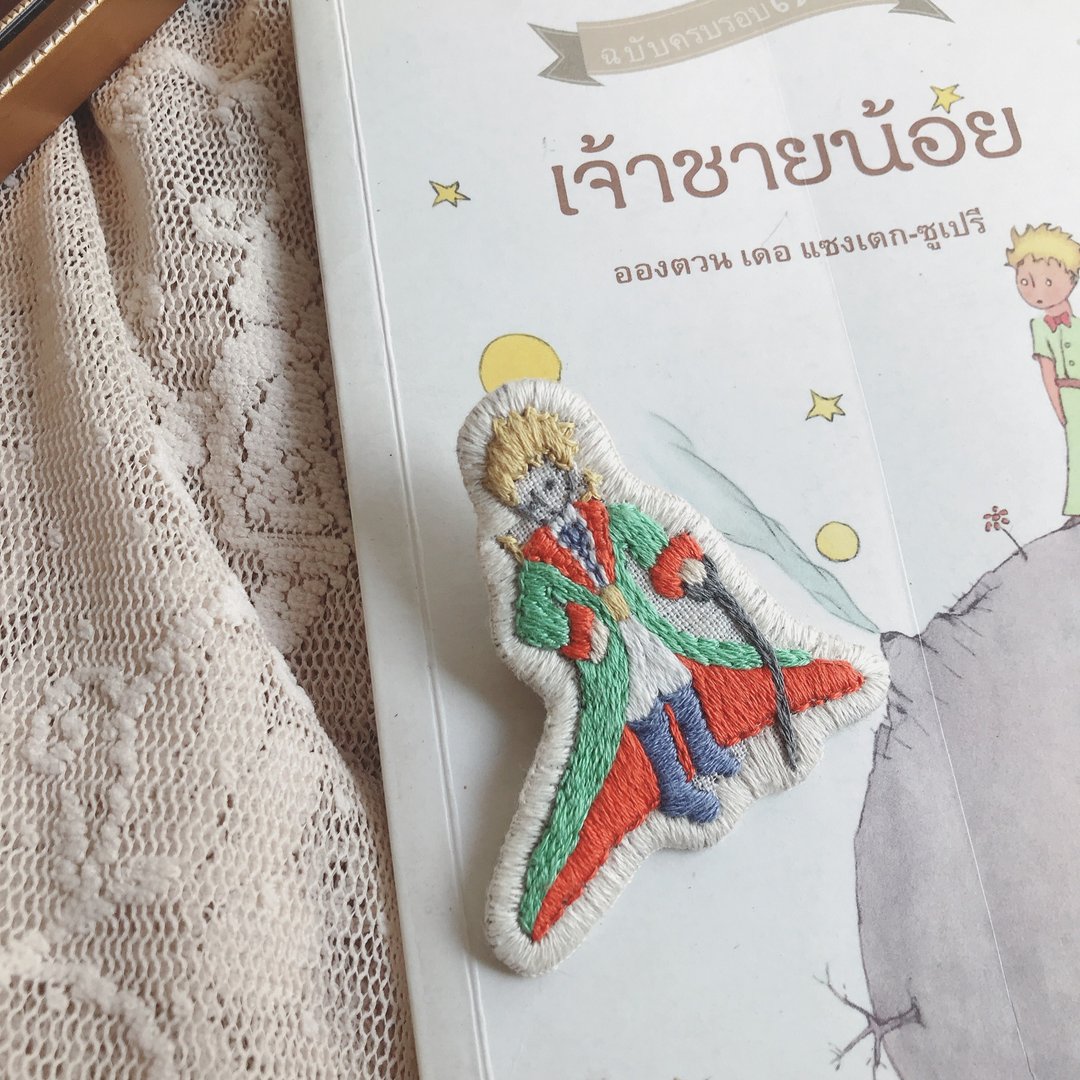 Chuenchom | Little prince hand embroidery brooch - 胸针 - 棉 绿色