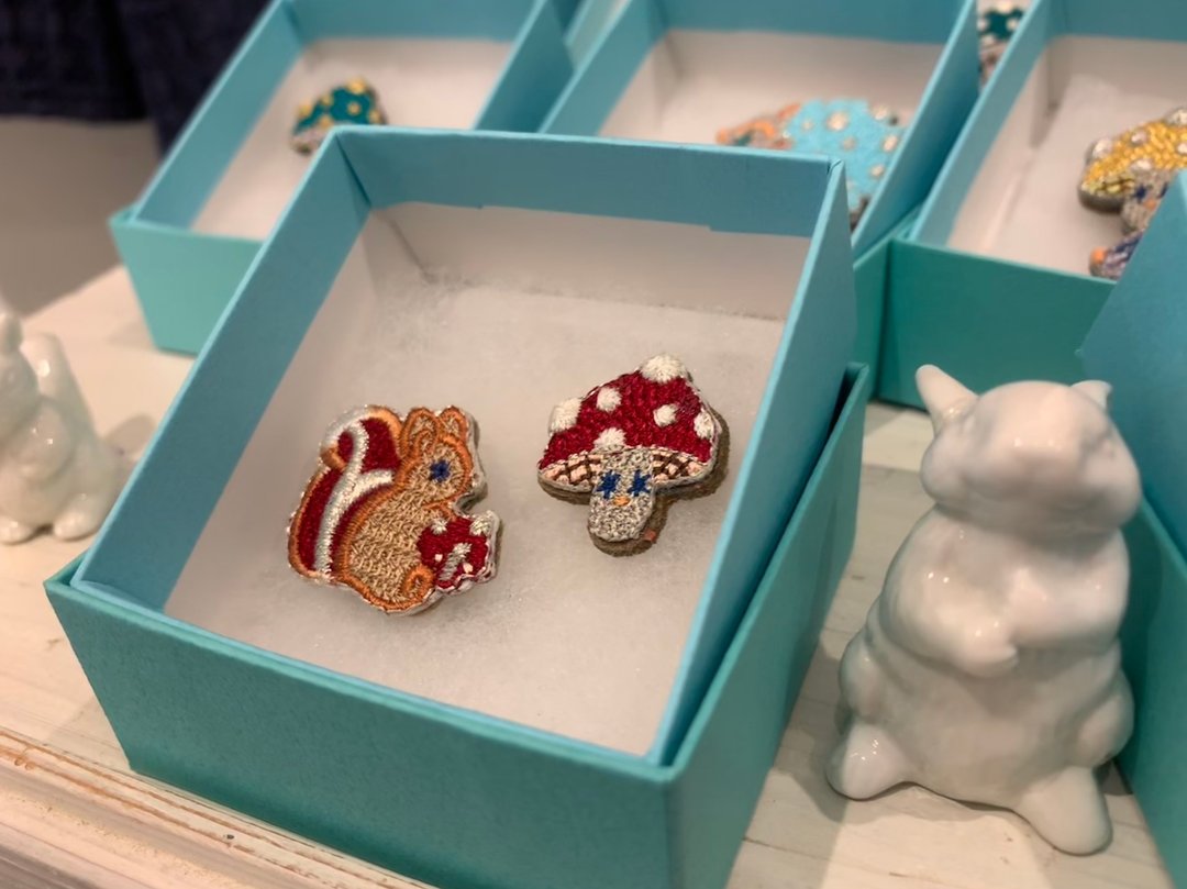brooch set - 胸针 - 绣线 红色