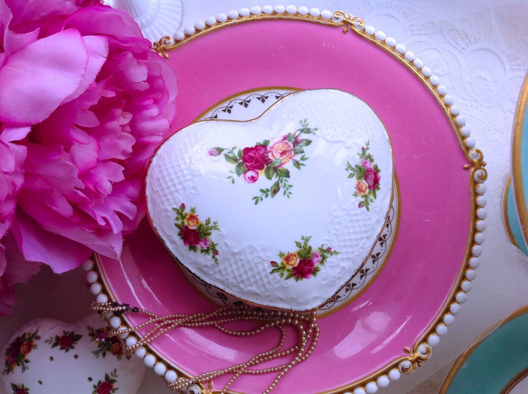♥安妮疯古物♥英国骨瓷皇家阿尔巴特Royal Albert 22k镶金乡村玫瑰爱心型珠宝盒 饰品盒 糖果盒 - 收纳用品 - 瓷 红色