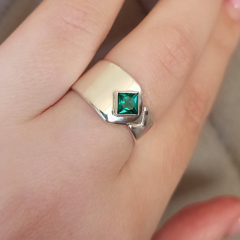 Silver ring with emerald. - 戒指 - 纯银 绿色