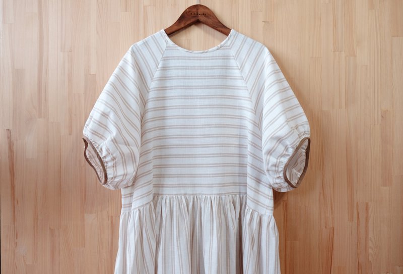 拉克兰泡袖拼接细折长罩衫/白底卡其直纹 - 女装上衣 - 棉．麻 卡其色