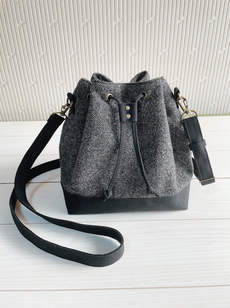 羊毛斜纹布 仓敷帆布 束口袋肩背包 撞色 Sacoche 两用 束口袋包 灰×黑 - 侧背包/斜挎包 - 羊毛 黑色