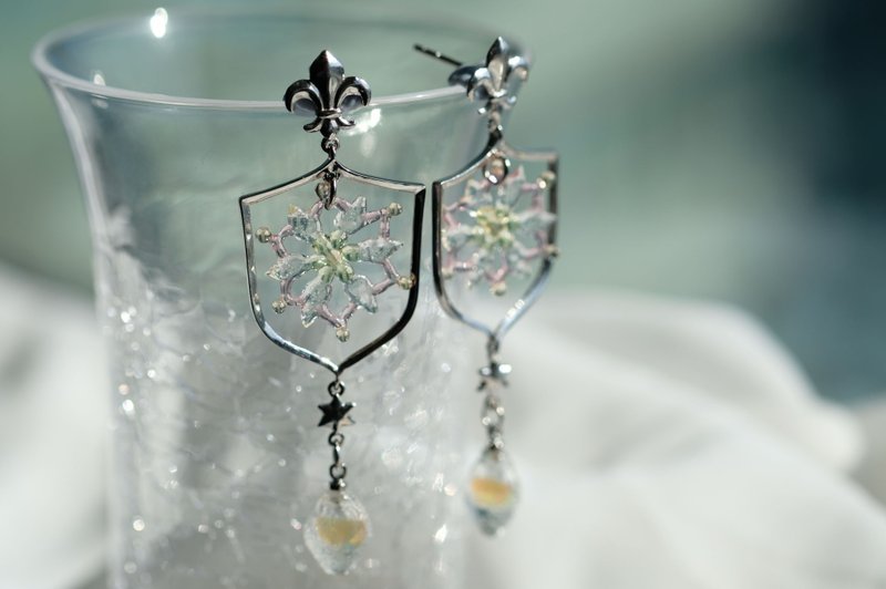 The Aegis of the Snow 雪守琉璃耳环 (樱色) - 耳环/耳夹 - 玻璃 粉红色