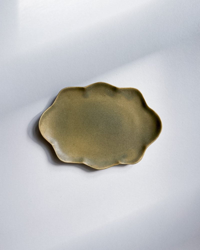 陶瓷 云朵小盘 手捏陶盘 雾灰绿 Ceramic Plate - 盘子/餐盘/盘架 - 陶 卡其色