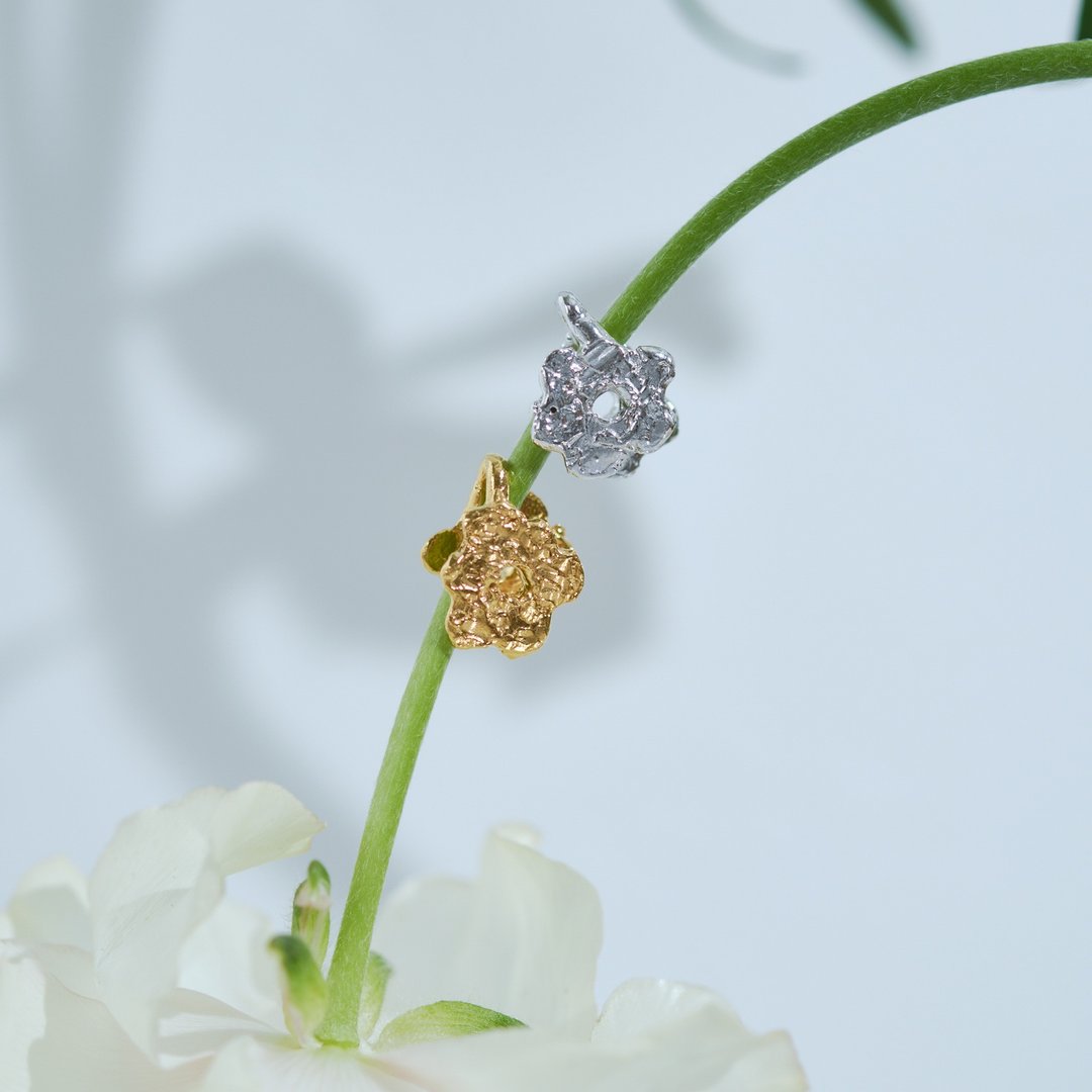Mini Poppy Ear Cuff - 耳环/耳夹 - 其他金属 金色