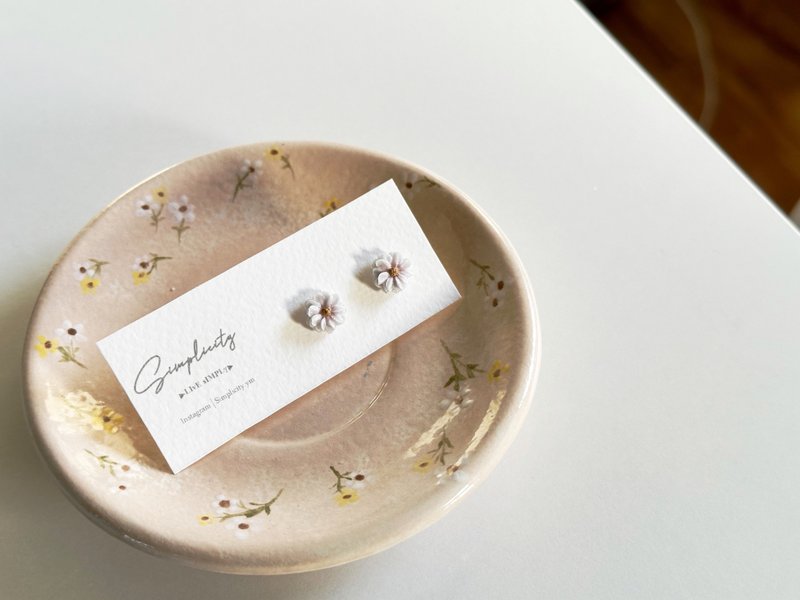 Simplicity | 黏土 小雏菊 雏菊耳环 Daisy Earrings - 耳环/耳夹 - 其他材质 紫色