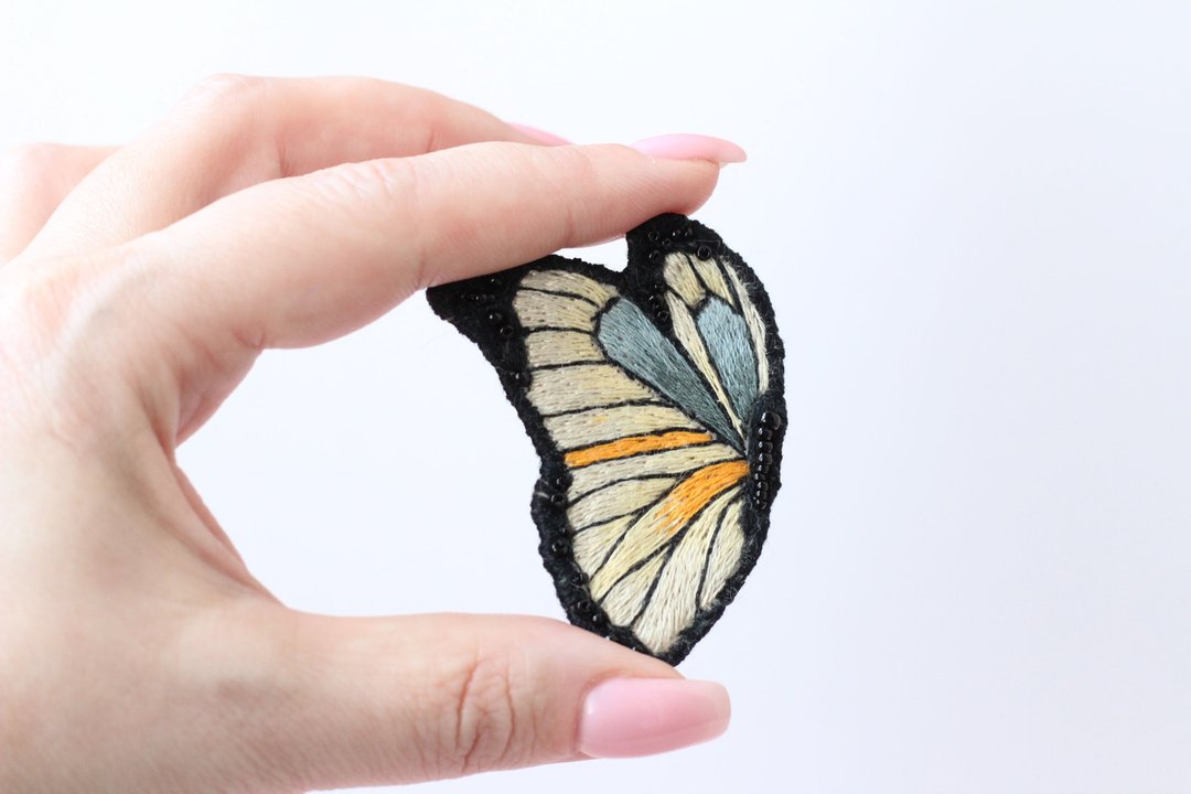 Blue Brooch, Embroidered Butterfly Brooch, Textile Brooch, Hand Embroidery - 胸针 - 亚麻 蓝色