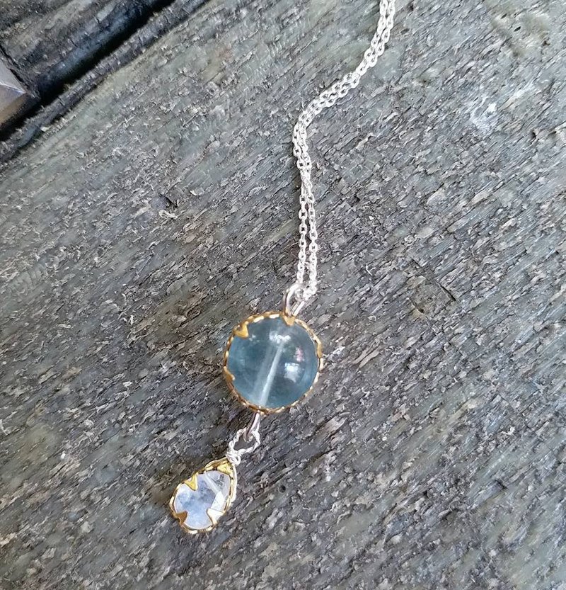 10mm蓝萤石，镀金包边， 7 /8mm 蓝光月亮石，925 纯银颈链 10mm flourite and 7/8mmmoonstone 925 silver necklace - 项链 - 宝石 蓝色