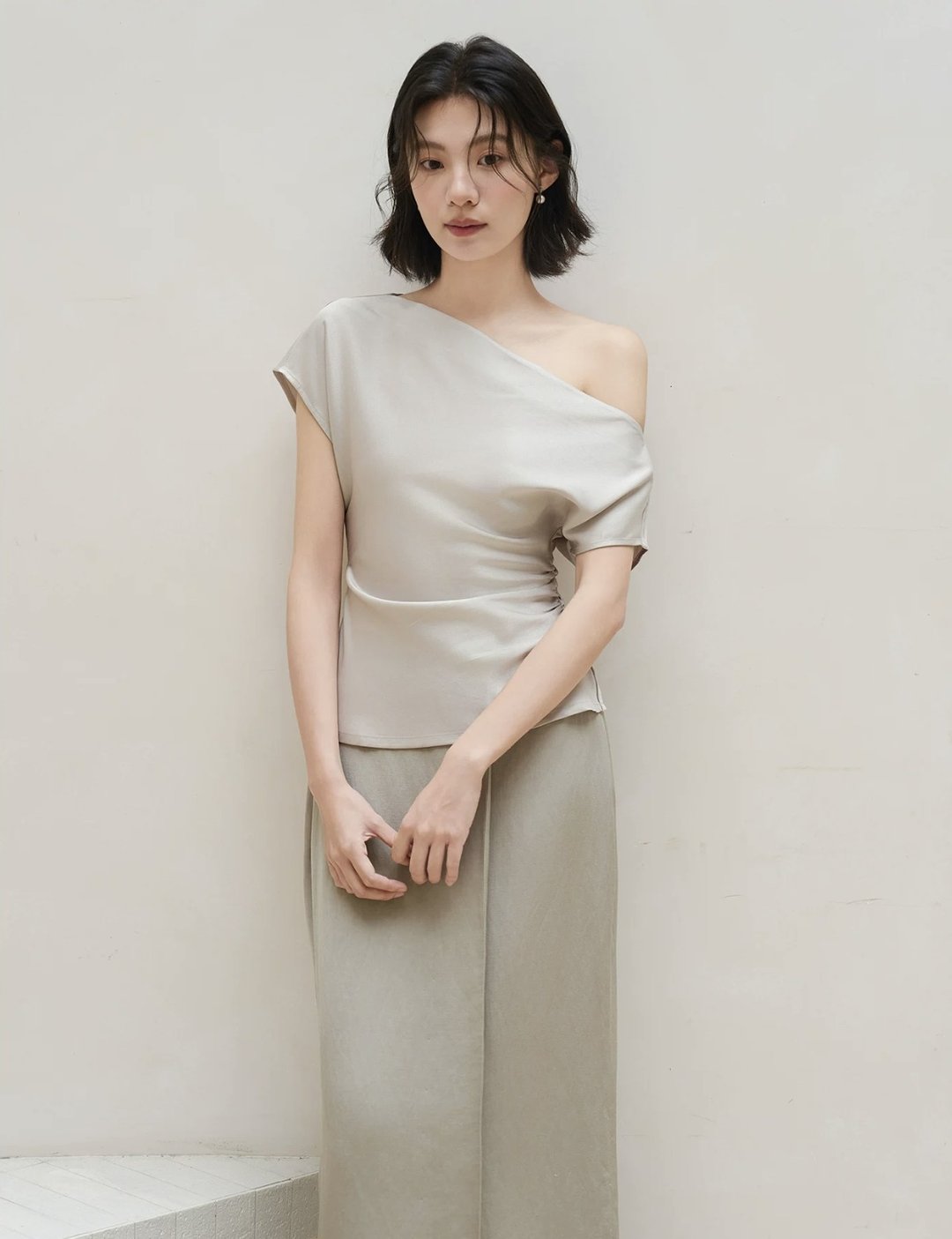 微光感醋酸 / 一字蕩領斜肩抽褶小衫 - 女装 T 恤 - 其他材质 多色