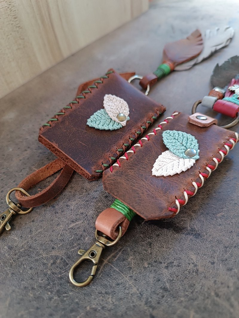 手工缝制御守皮革小袋 幸运符护身符 包包装饰 - 吊饰 - 真皮 咖啡色