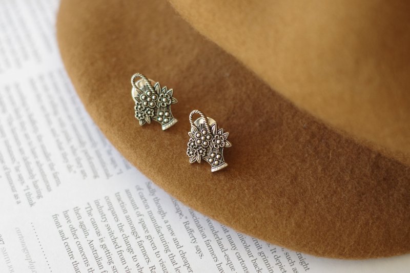 古董70年代银色花篮 小花 别针 胸针  Vintage Avon B96 两个合售 - 胸针 - 其他金属 银色