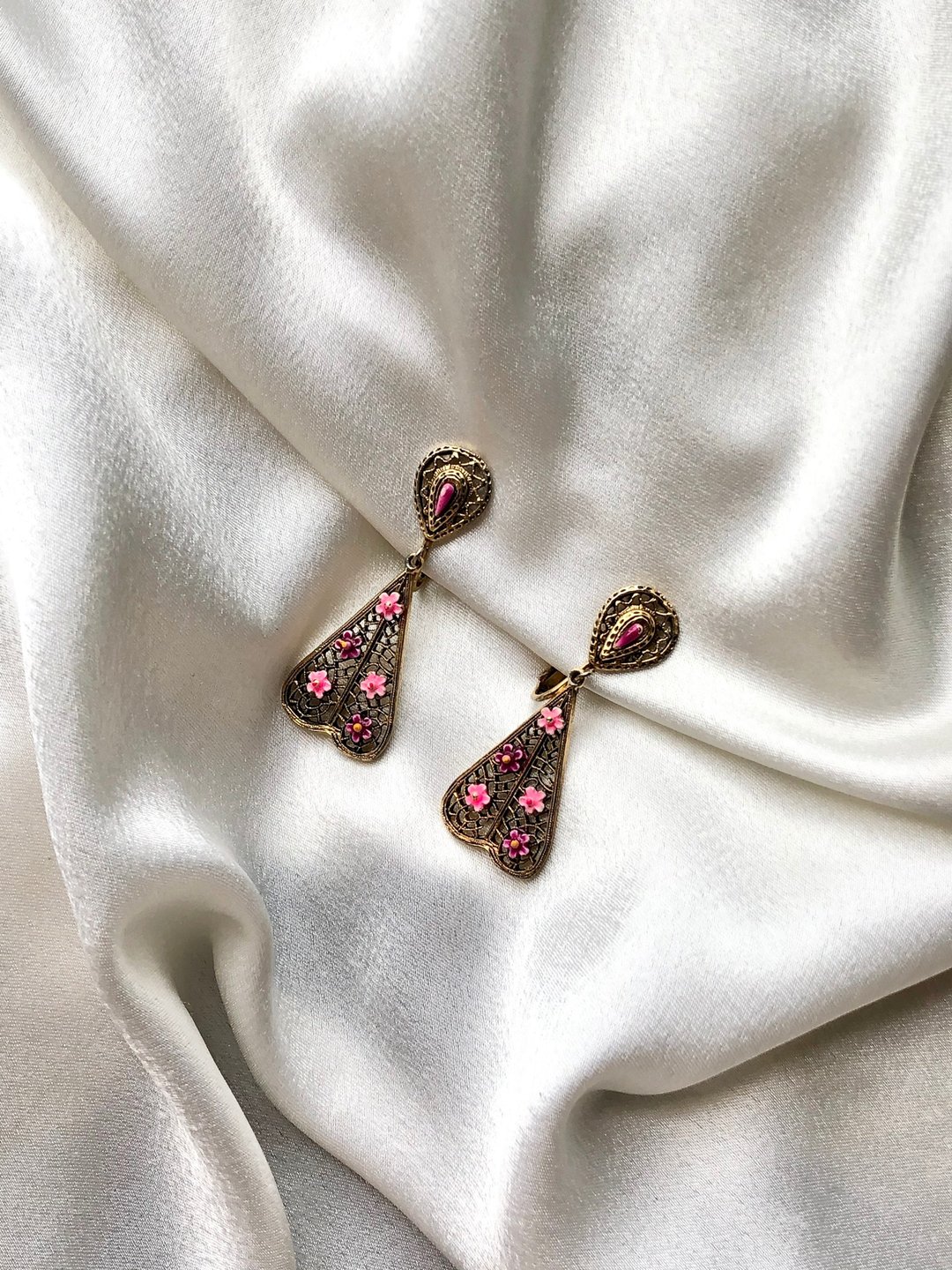 Vintage Pink Daisy Gold Embossed Drop Earrings - 耳环/耳夹 - 贵金属 金色