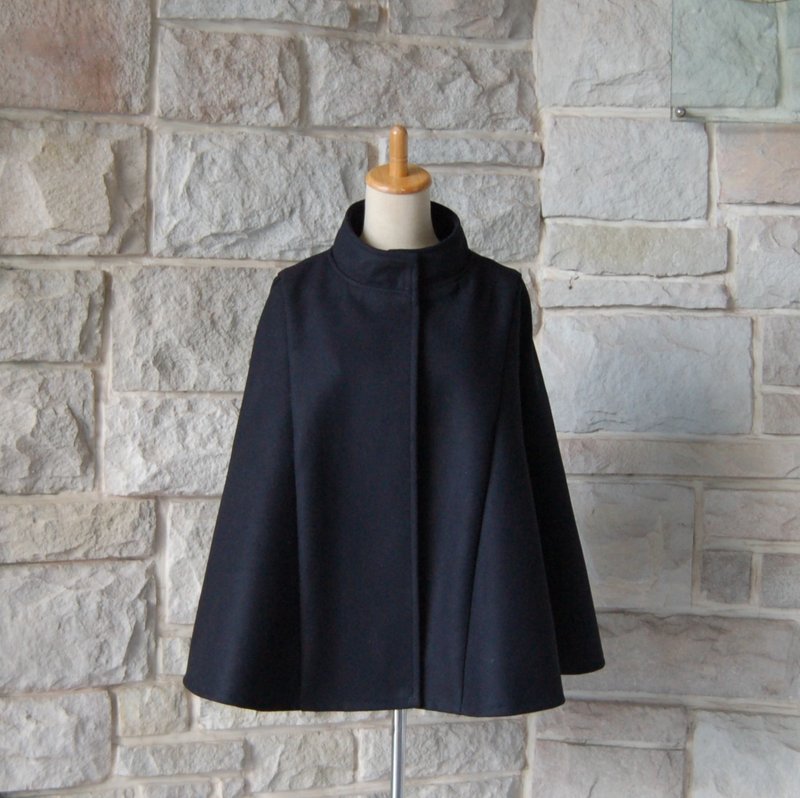 优雅立领斗篷大衣 黑色表布搭配吉维尼花园图案内里 挺括质感 - 女装西装外套/风衣 - 羊毛 黑色