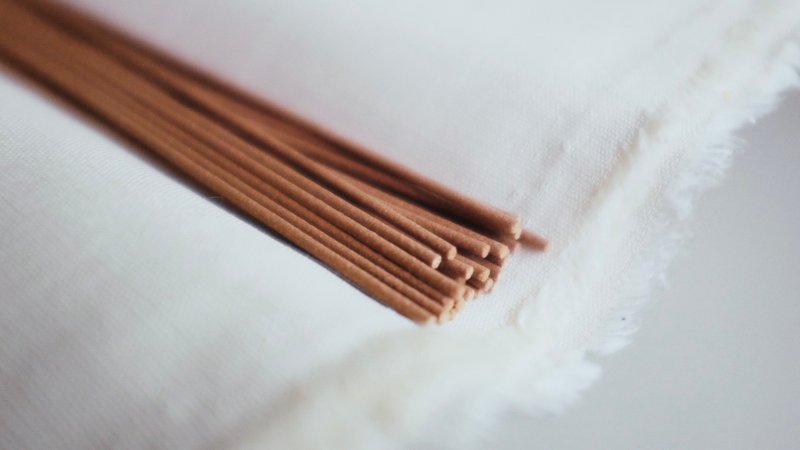 沉水印度老山檀香 舒缓净化 天然线香 薰香 附赠香插 - 香薰/精油/线香 - 木头 卡其色