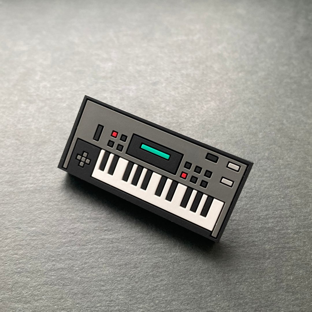 别针 合成器 橡胶别针 04 PCM SYNTHESIZER - 胸针 - 橡胶 黑色