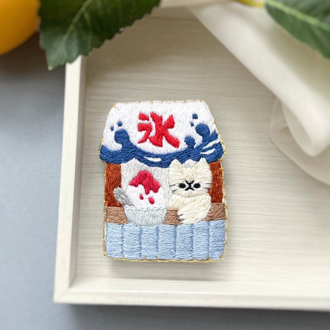刨冰店猫刺绣胸针 - 胸针 - 绣线 蓝色