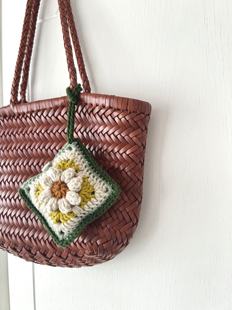 午夜的森林。编织花朵耳机包。驼色拼绿色 - 化妆包/杂物包 - 棉．麻 绿色