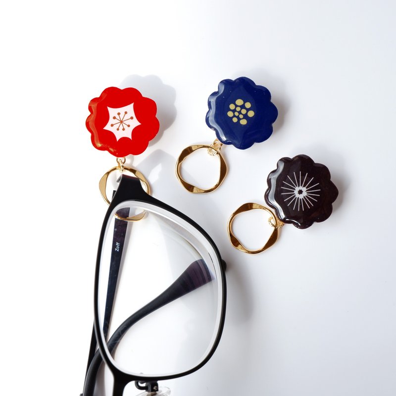 变身眼镜架的花朵胸针 眼镜架 眼镜挂环 北欧 风格 眼镜 太阳眼镜 老花眼镜 轻巧 红色 蓝色 黑色 - 胸针 - 塑料 红色