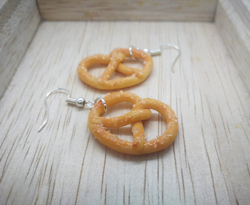 蝴蝶脆饼耳环 可改夹式 Pretzel Earring - 耳环/耳夹 - 粘土 