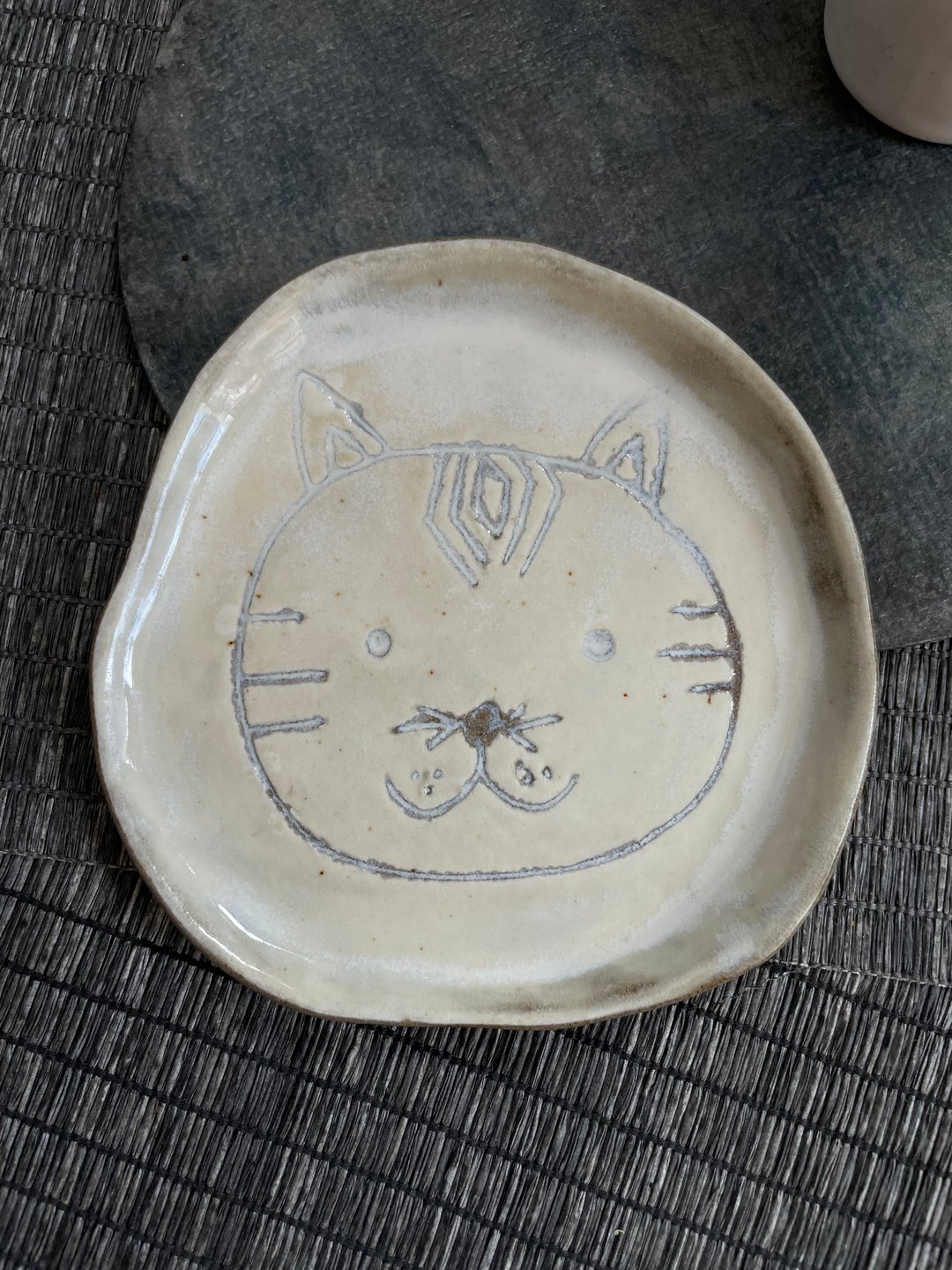@studio_florero 小胖猫平盘 - 盘子/餐盘/盘架 - 陶 白色