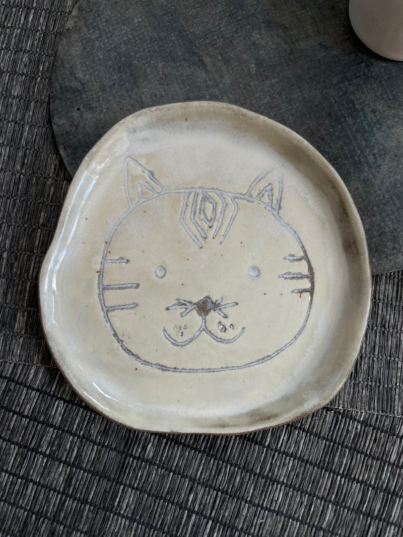 @studio_florero 小胖猫平盘 - 盘子/餐盘/盘架 - 陶 白色