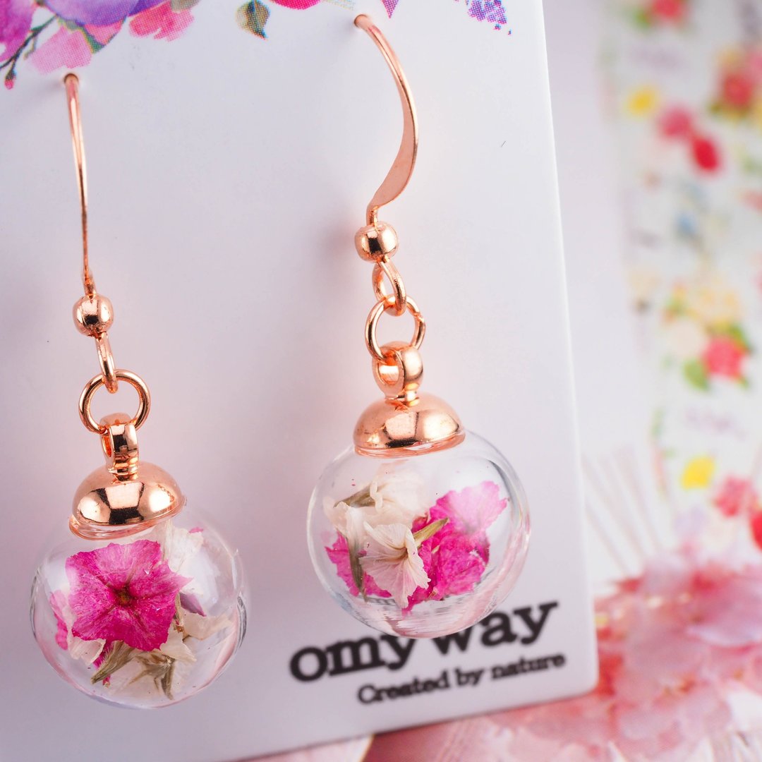 爱家作- OMYWAY彩星干花永生花玻璃球耳环耳夹1.2cm - 耳环/耳夹 - 玻璃 白色