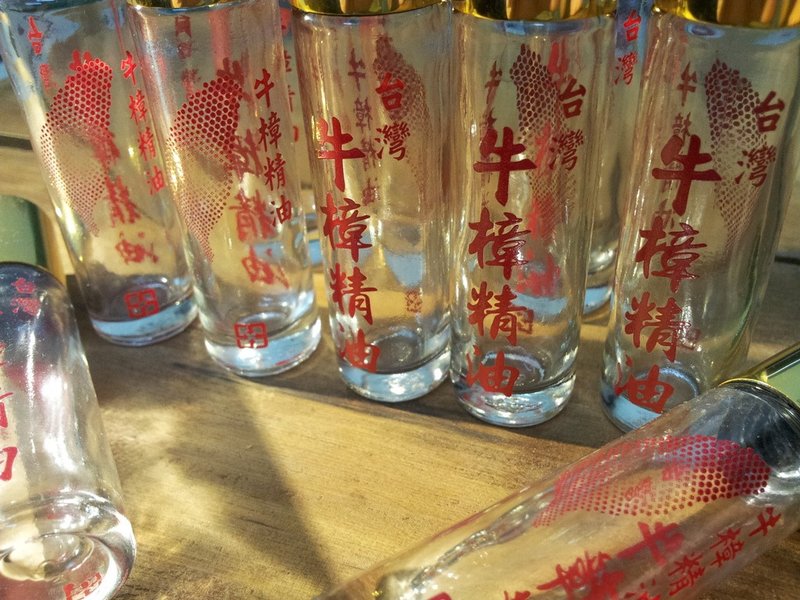 台湾牛樟精油10ml滚珠瓶 - 香薰/精油/线香 - 木头 