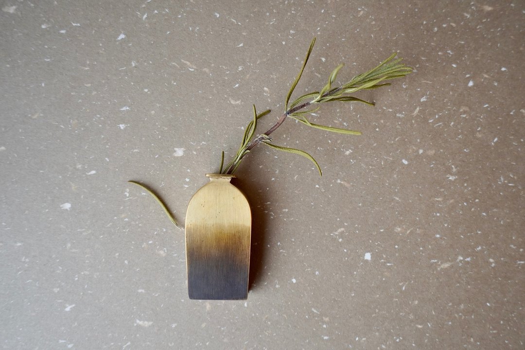 黄铜迷你花器 - 圆肩渐层染黑瓶 - 摆饰 - 铜/黄铜 金色