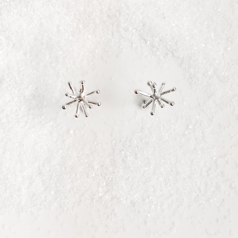 ***圣诞礼物*** Mini Snowflake Earring ▪ Frost Collection ▪ 小小雪花耳针 ▪ 纯银耳环 ▪ - 耳环/耳夹 - 纸 白色