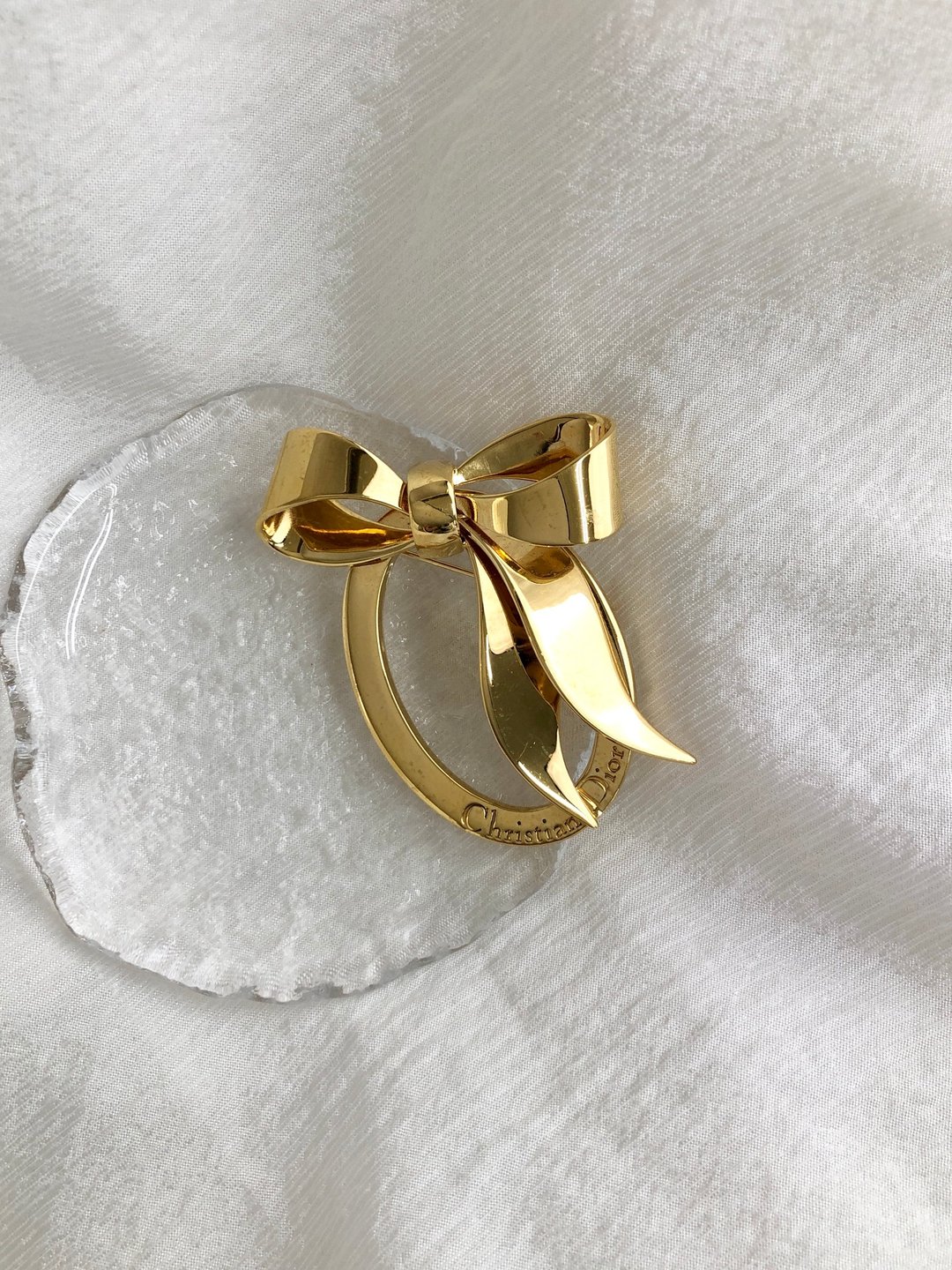 【日本直送 名牌中古包】Christian Dior クリスチャン ディオール 胸针 复古 金色 缎带 椭圆形 独特设计 - 胸针 - 其他材质 金色