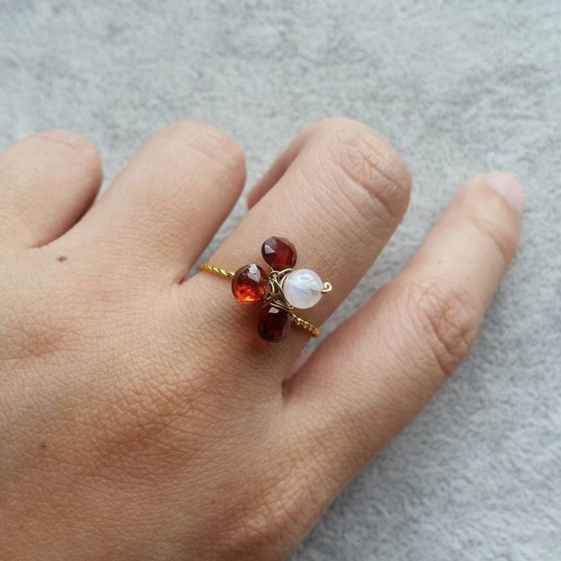 镀金， 切面石榴石，月亮石订制戒指， 下单时请提供指围 Garnet and moonstone gold plated ring - 戒指 - 宝石 红色