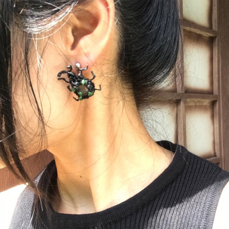 【Lost and find】天然石 甲虫 编织 耳环 Green - 耳环/耳夹 - 宝石 多色