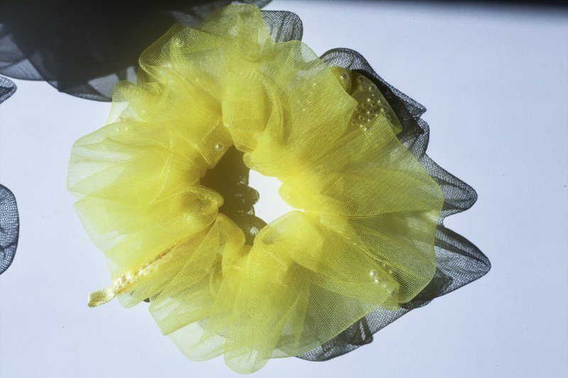 SARTO..轻配件系列/透明纱珠饰发圈・黄 - 发饰 - 聚酯纤维 黄色