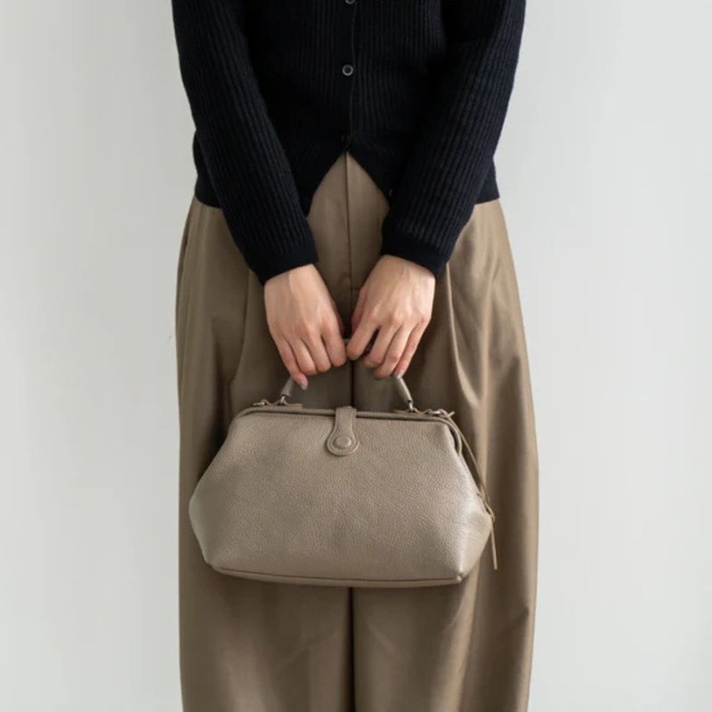 Atelier nuu 日系植鞣牛皮 压扣 手提 侧背 杜勒斯包 - 侧背包/斜挎包 - 真皮 卡其色